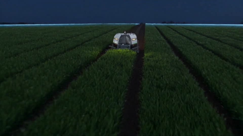 Il robot cingolato che avanza nel filare all'ora blu