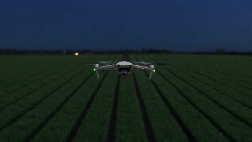 Il drone che proietta il cono di scansione sulle file del campo all'ora blu