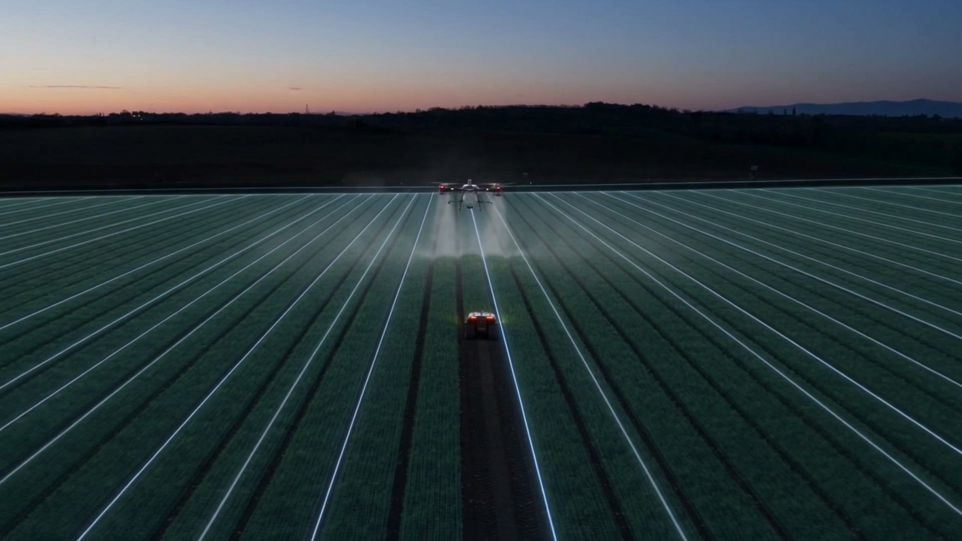 Il drone e il robot sulle stesse file del campo, con il tramonto sullo sfondo