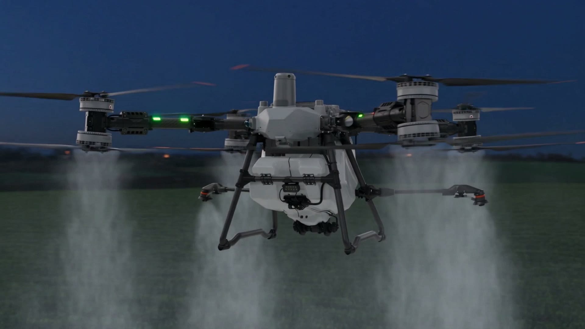 Il drone agricolo di fronte, all'ora blu, mentre distribuisce il trattamento sul campo