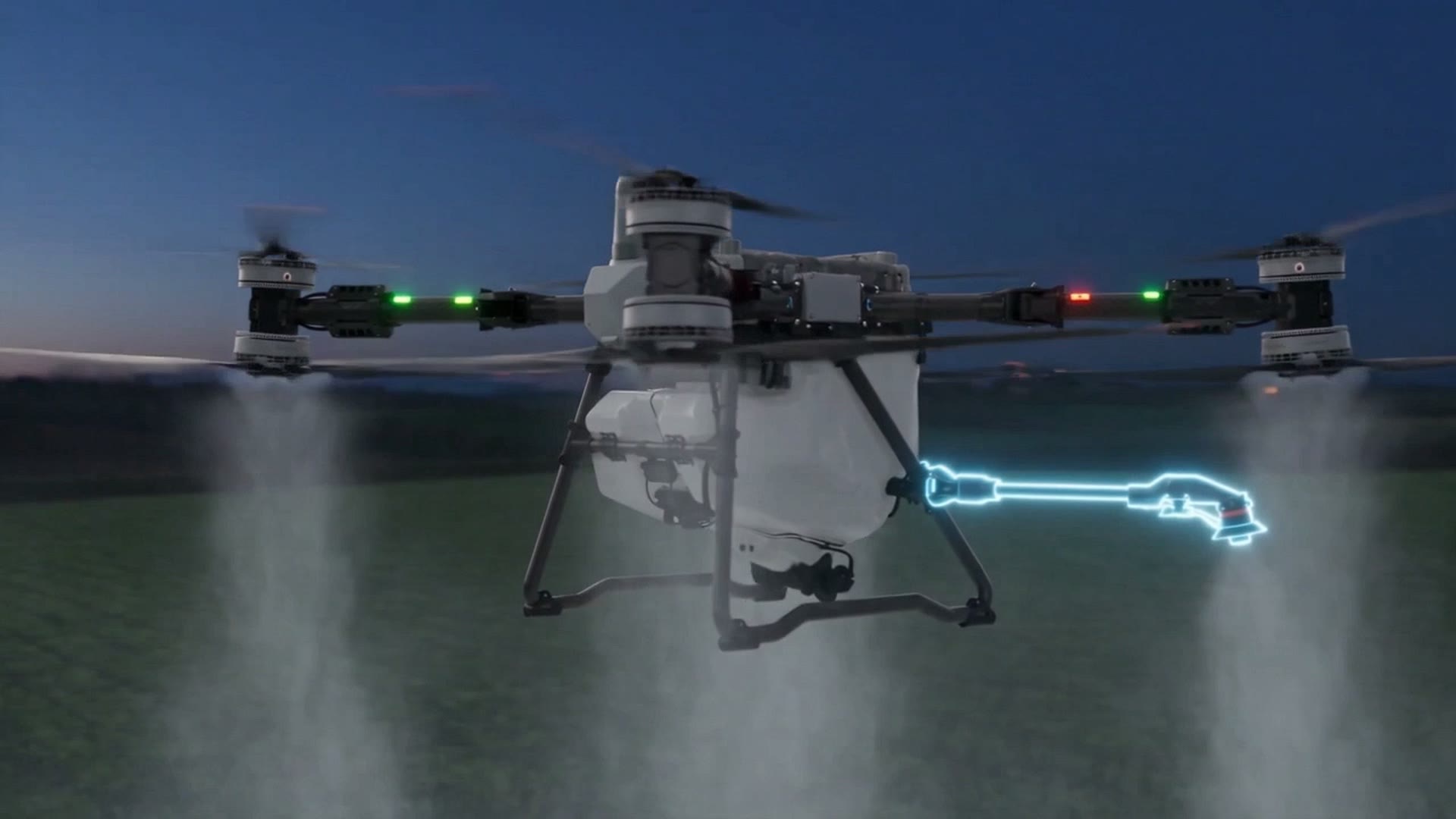 Il DJI Agras T100 di fronte, all'ora blu, con lo spruzzo che scende sulla coltura